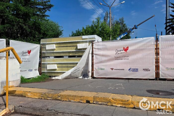 "Трудись сейчас, отдыхай потом". Амфитеатр и спортивные площадки монтируют на площади у СКК им. Блинова