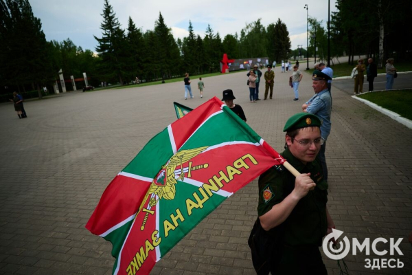 День пограничника в&nbsp;Омске отметили построением, танцами и долгожданными встречами