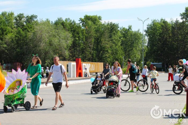 Коляски омских малышей превратились в троны и цветы