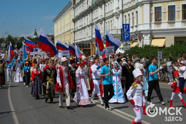 Парад национальностей, флотилия парусников и стычка с кочевниками. Как прошёл День России в Омске