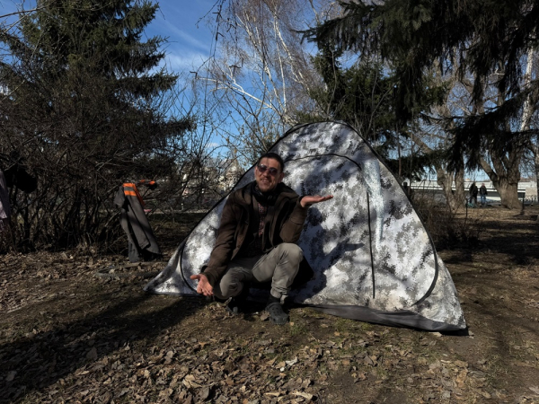 Из Таксимо в Питер. "Отчаянный велогитарист" остановился в Омске во время большого путешествия по России