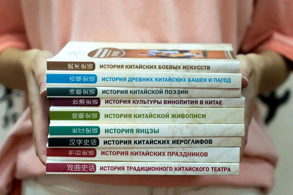 Библиотечный фонд ОмГУ им. Достоевского пополнили большим количеством книг из Китая