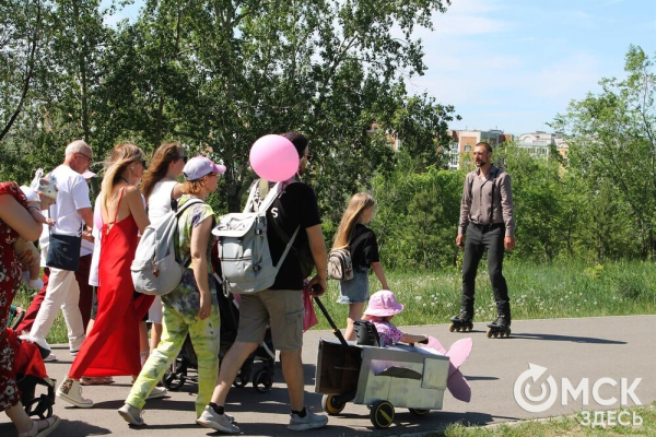 Коляски омских малышей превратились в троны и цветы