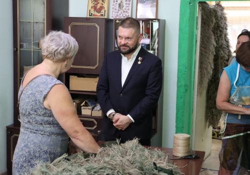 &laquo;Омские кикиморки&raquo; показали Евгению Поддубному знаменитые маскхалаты &laquo;леший&raquo;