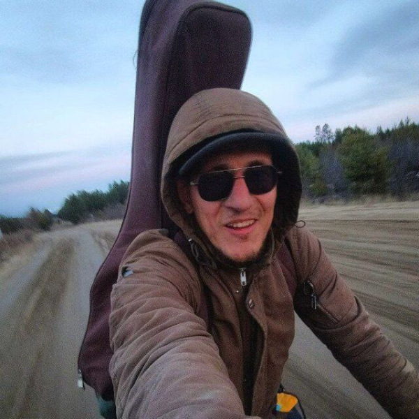 Из Таксимо в Питер. "Отчаянный велогитарист" остановился в Омске во время большого путешествия по России