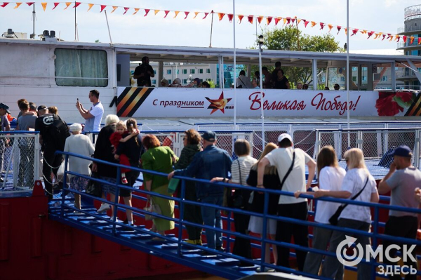 Просторы Иртыша под "Прощание славянки". Какой выдалась праздничная прогулка на "Теплоходе Победы"