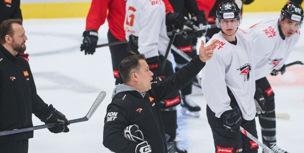 "Это наш стиль, мы от него отходить не будем". Омский "Авангард" в шаге от первого матча плей-офф