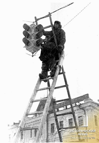 Начинали с рычагов, переключаемых вручную. Сколько лет омскому светофору