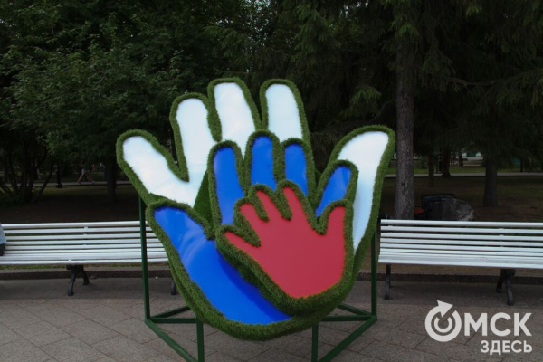 Парад национальностей, флотилия парусников и стычка с кочевниками. Как прошёл День России в Омске