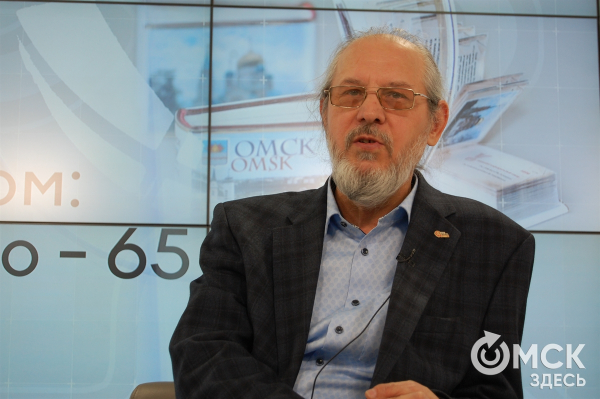 Омский художник-микроминиатюрист Анатолий Коненко создал к Пасхе микрокулич