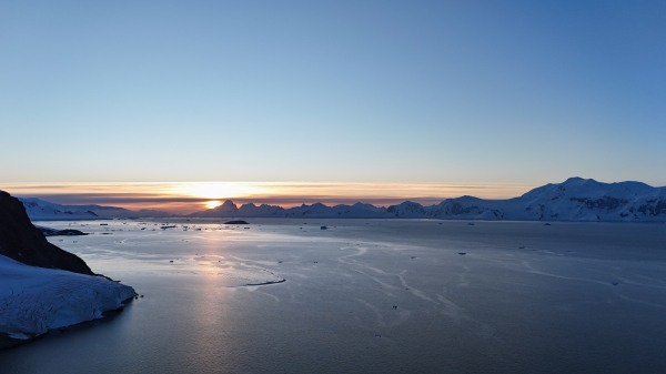 Омичи в Антарктике! Анастасия Селифонова заговорила о мировой проблеме из места, где нет часовых поясов Омичи в Антарктике! Анастасия Селифонова заговорила о мировой проблеме из места, где нет часовых поясов