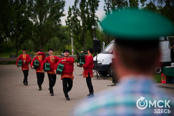 День пограничника в&nbsp;Омске отметили построением, танцами и долгожданными встречами