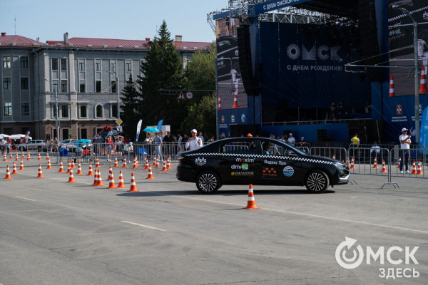 Скорость, безопасность и душевная беседа. Как в Омске проходит конкурс "Лучший водитель такси в России"