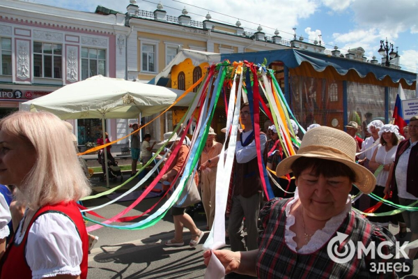 Парад национальностей, флотилия парусников и стычка с кочевниками. Как прошёл День России в Омске