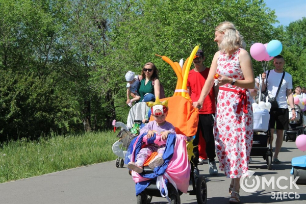 Коляски омских малышей превратились в троны и цветы