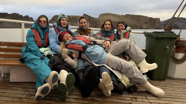 Омичи в Антарктике! Анастасия Селифонова заговорила о мировой проблеме из места, где нет часовых поясов Омичи в Антарктике! Анастасия Селифонова заговорила о мировой проблеме из места, где нет часовых поясов