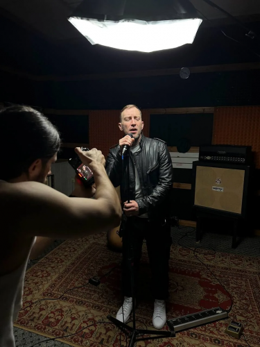 Омский продакшн: электрик с гитарой получил шанс от группы «Грот» Омский продакшн: электрик с гитарой получил шанс от группы «Грот»