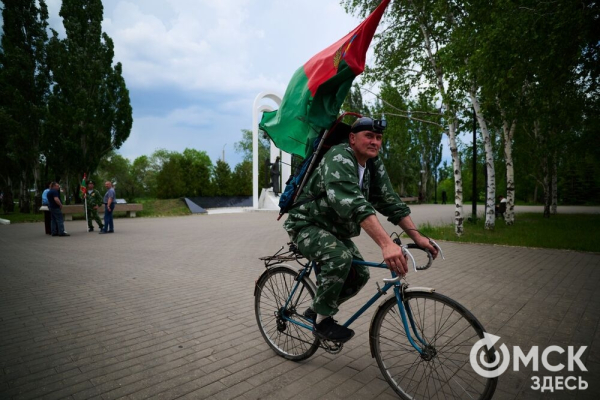 День пограничника в&nbsp;Омске отметили построением, танцами и долгожданными встречами