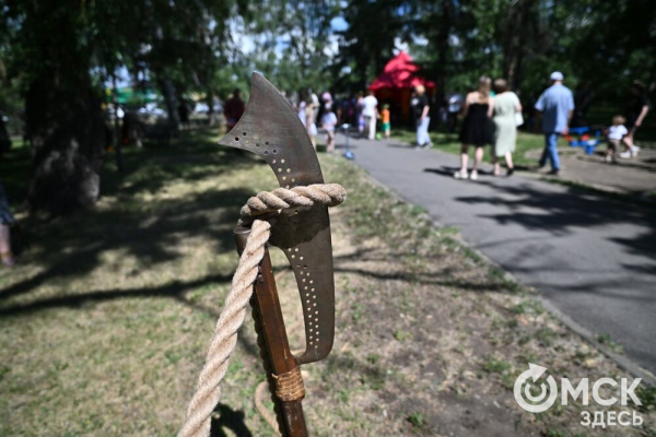Парад национальностей, флотилия парусников и стычка с кочевниками. Как прошёл День России в Омске