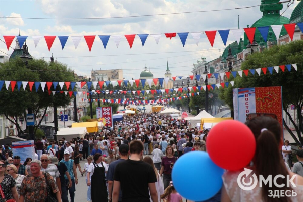 Парад национальностей, флотилия парусников и стычка с кочевниками. Как прошёл День России в Омске