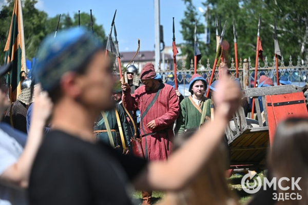 Парад национальностей, флотилия парусников и стычка с кочевниками. Как прошёл День России в Омске
