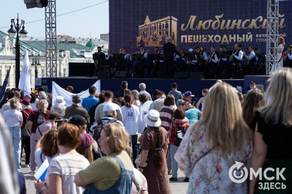 На "Пешеходном Любинском" омские художники запечатлели мгновения солнечного города