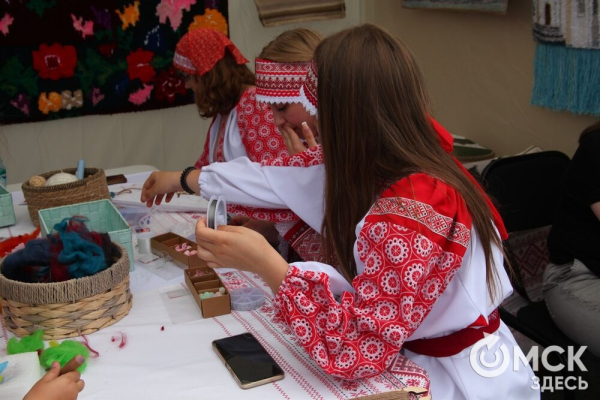 Парад национальностей, флотилия парусников и стычка с кочевниками. Как прошёл День России в Омске