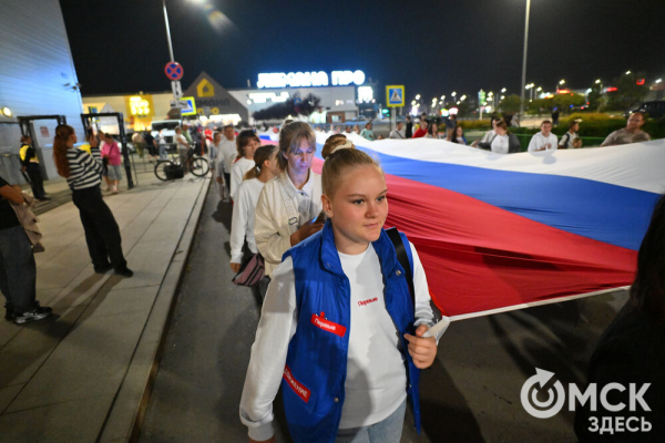 Омичи отпраздновали День флага ночным велозаездом