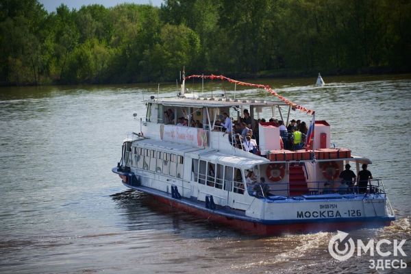 Просторы Иртыша под "Прощание славянки". Какой выдалась праздничная прогулка на "Теплоходе Победы"