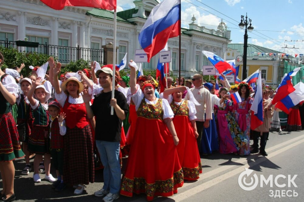 Парад национальностей, флотилия парусников и стычка с кочевниками. Как прошёл День России в Омске