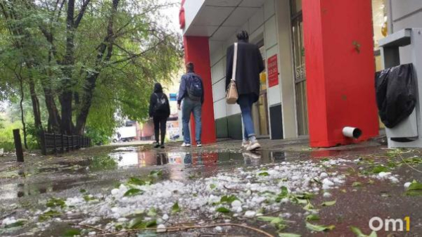 К Омску приближается ураганный ветер с грозой и ливнем